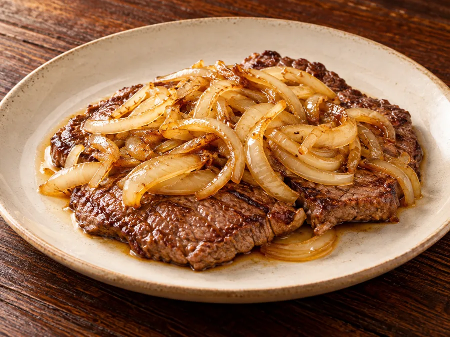 Ilustração de Bife bovino acebolado gerada por IA